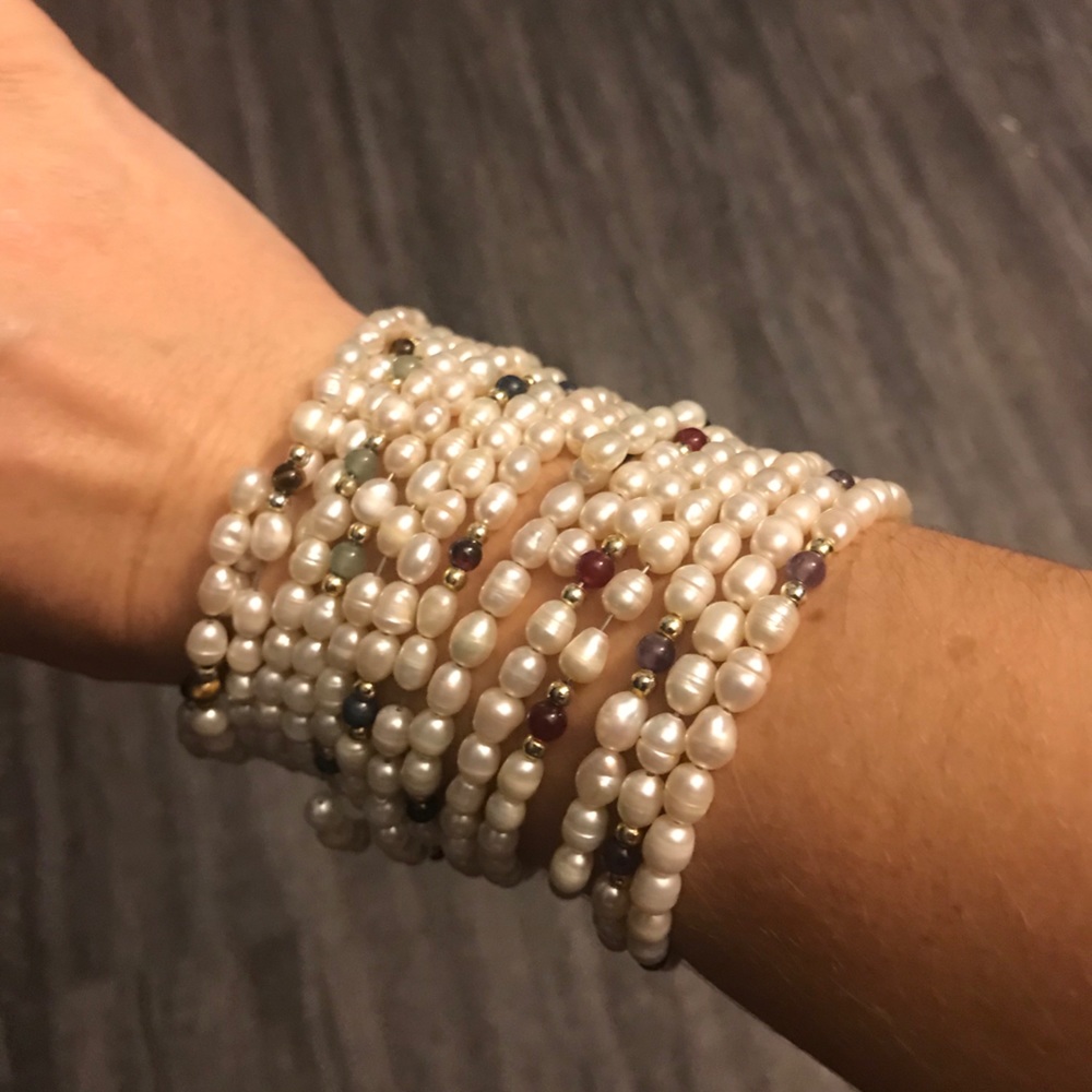 6 Pearl bracelets with assorted colors